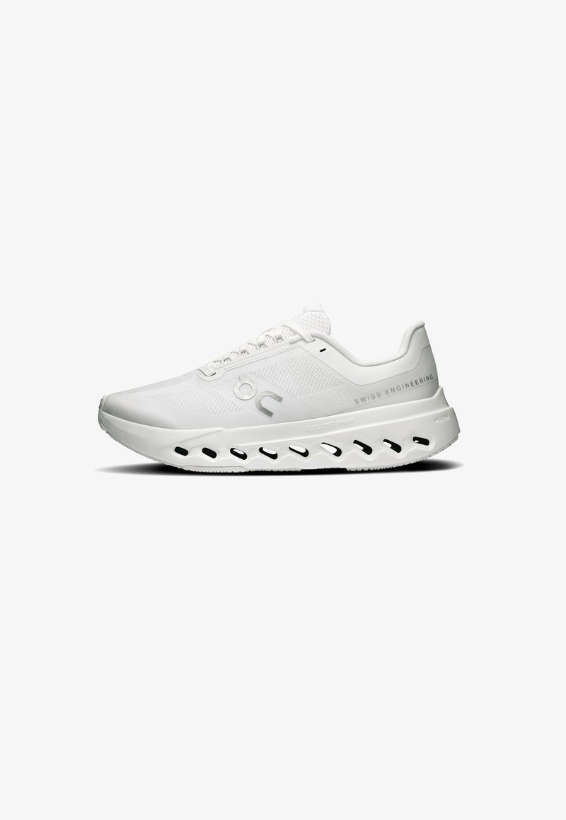 Weiße Sportschuhe mit einem Obermaterial aus Mesh, einer geformten Sohle mit Belüftungsöffnungen und Branding an der Seite. Entwickelt für Komfort und Atmungsaktivität.