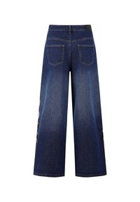 Vaatteet denim culottes leveällä lahkeella, tummansininen väri, viisi-taskuinen tyyli ja ainutlaatuiset koristelut sivuilla.