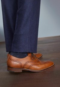 Next SIGNATURE ITALIAN WING CAP BROGUES WIDE FIT - Alkalmi fűzős cipők - tan brown