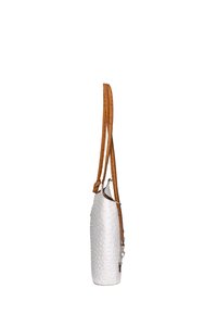 Borsa in pelle bianca con texture e forma slim, accentuata da manici in pelle marrone e un dettaglio in metallo argentato di lato.