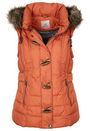 Veste sans manches matelassée orange avec capuche bordée de fourrure, boutons à bascule, poches zippées et design matelassé.