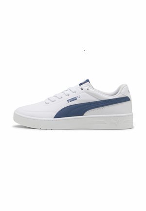 Biały niski sneaker Puma z niebieskim detalem pasków, sznurowany z przodu i gumową podeszwą, widoczny z wewnętrznej strony.