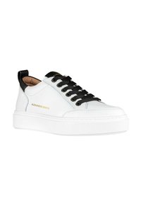 Sneaker bianco in pelle con tallone in pelle nera, lacci neri e logo dorato. Presenta una suola spessa bianca e dettagli testurizzati sulla parte superiore.