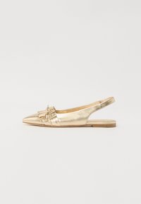 Ballerines dorées à talon slingback avec un embout pointu, présentant un accent en nœud texturé à l'avant et une semelle en bois plate.