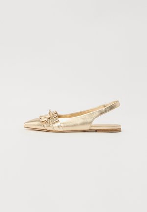 Ballerines dorées à talon slingback avec un embout pointu, présentant un accent en nœud texturé à l'avant et une semelle en bois plate.