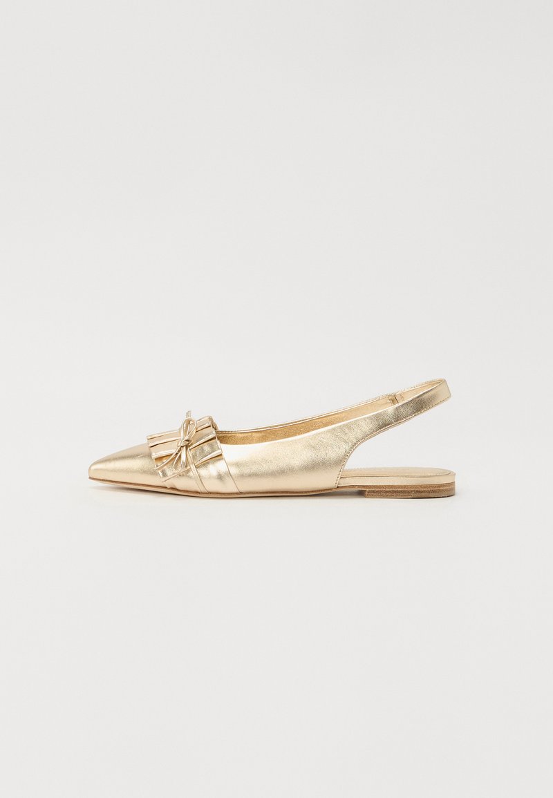 Ballerines dorées à talon slingback avec un embout pointu, présentant un accent en nœud texturé à l'avant et une semelle en bois plate.