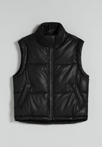 Musta pufferiö on tekonahasta, jossa on korkea kaulus, etuvetoketju, kaksi sivutaskua ja tikattu pinta.