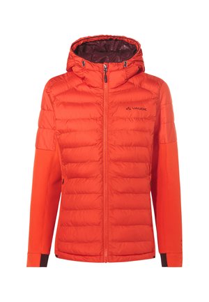 Rote isolierte Jacke mit Kapuze, gestepptem Vorderteil und glatten Ärmel. Verfügt über einen Reißverschluss und verstellbare Kordeln um die Kapuze.