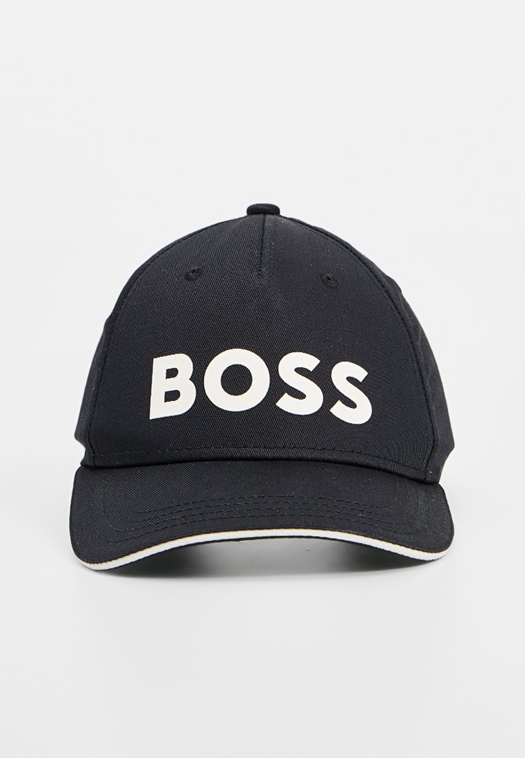 Casquette de baseball noire en tissu avec une visière courbée, affichant le mot "BOSS" en grandes lettres blanches à l'avant. Contour blanc le long de la visière.