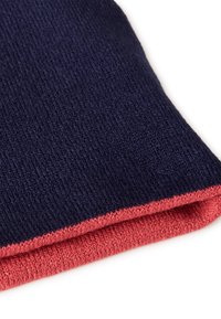 Sciarpa lavorata a maglia con un esterno blu navy e orlo in rosa corallo. La texture è a coste, evidenziando un design morbido e accogliente.