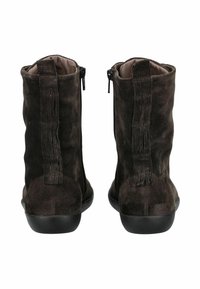 Stivaletti alla caviglia in suede marrone scuro con suole nere, con linguette verticali e cerniere laterali, mostrati dal retro su uno sfondo bianco.