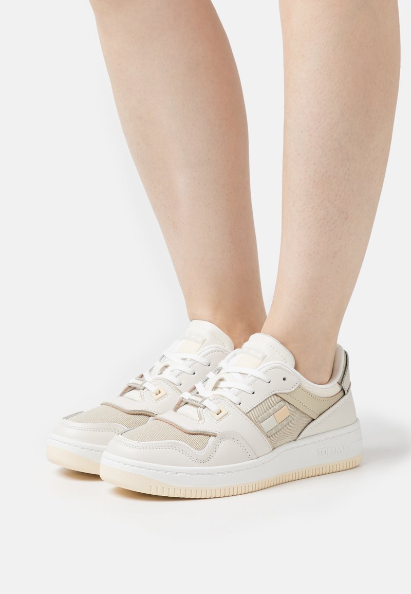 Tommy Jeans RETRO BASKET MATERIAL Baskets basses ivory/doré