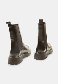 Bata Členkové čižmy na platforme - schwarz
