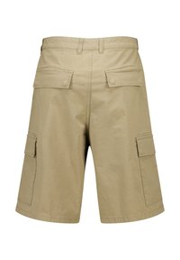 Beige vapaat shortsit, jotka on valmistettu puuvillasta ja joissa on suora leikkaus. Ominaisuuksiin kuuluvat kaksi suurta sivutaskua, yksi kummallekin jalalle, sekä yksinkertainen vyötärö.