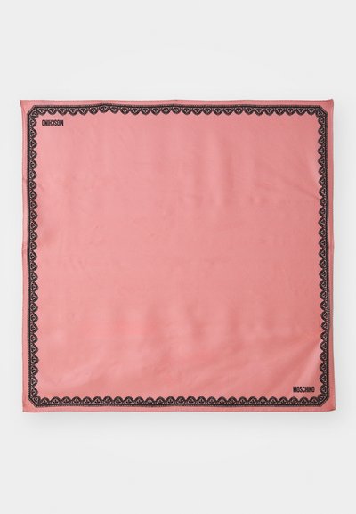 Bufanda de seda rosa con un borde de encaje negro y el logo "MOSCHINO" en una esquina. Textura suave, forma rectangular.