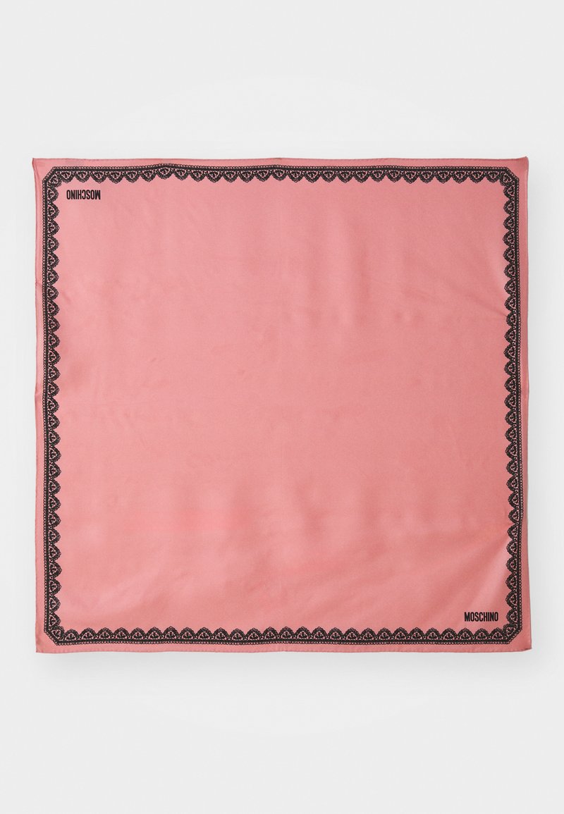 Roza svila, šal s črnimi čipkastimi robovi in logotipom "MOSCHINO" v enem kotu. Gladka tekstura, pravokotna oblika.