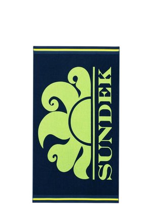 Asciugamano blu navy con grande grafica di sole gialla e testo "SUNDEK" allineato verticalmente a destra, con strisce gialle e verdi in alto e in basso.