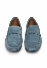 Blå ruskinds loafers med en rund tå, der har et syet design overfronten og en glat læderindvendig.