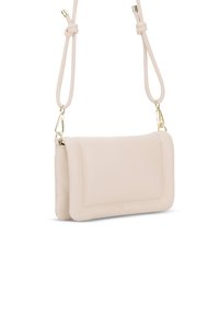 Borsa a tracolla in pelle beige chiaro con texture liscia, forma rettangolare, pattina pieghevole e dettagli metallici color oro.