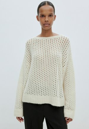 Cremefarbener, locker gestrickter Pullover mit weitem Halsausschnitt und langen Ärmeln, ausgestattet mit einem Wabenmuster und gerippten Bündchen und Saum.