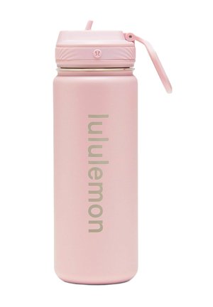 Pink Lululemon isoleret vandflaske med flip-top låg og indbygget sugerør på hvid baggrund.