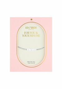 Zilveren armband met een kettingontwerp, met het woord "MOM" in een gepolijste afwerking. Gepresenteerd in een roze doos met gouden accenten.