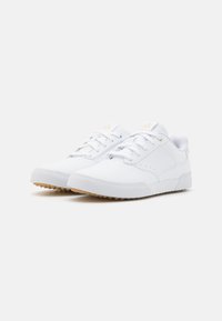 Vita sneakers i vitt med en slät läderöverdel, rund tå och texturerad gummisula. Har snörningssystem och minimala designaccenter.