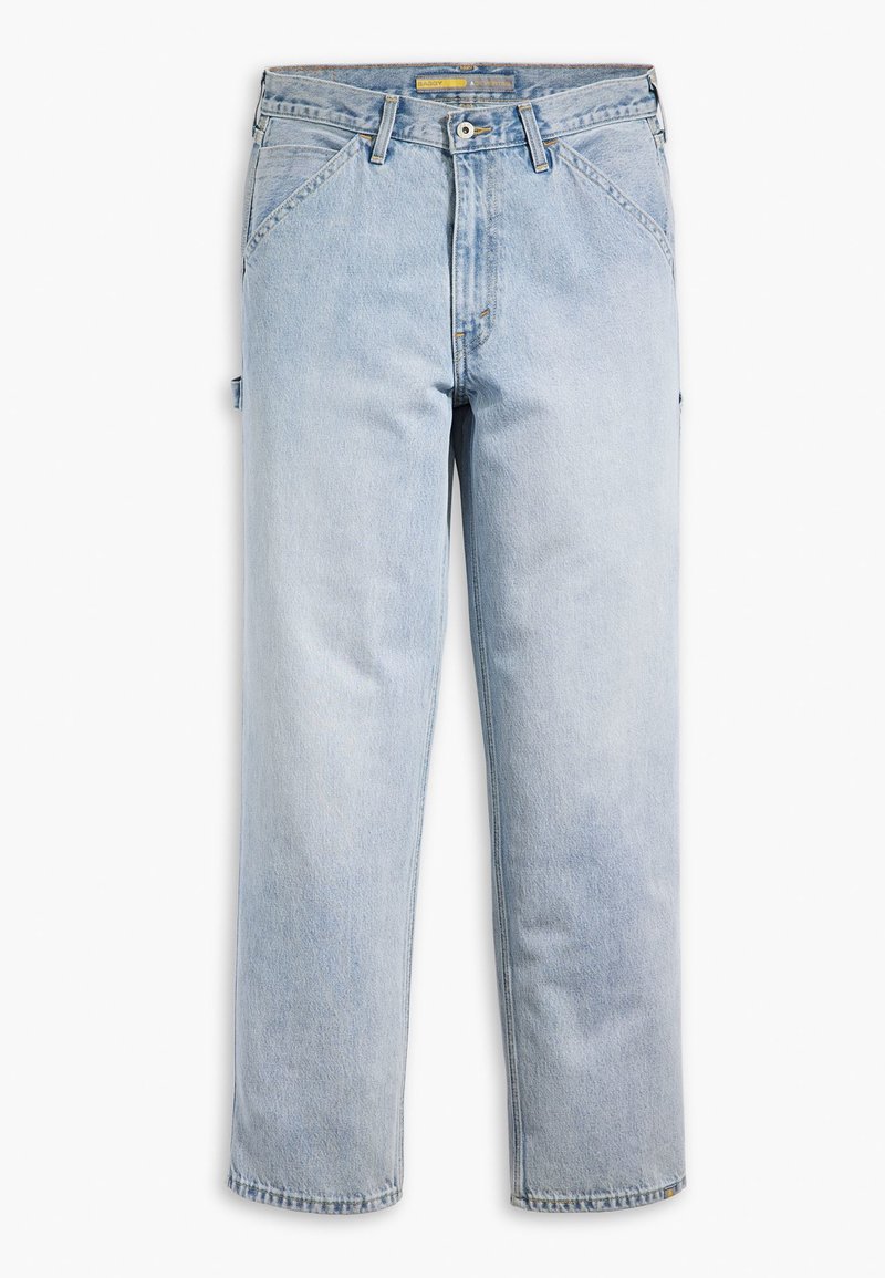 Ανοιχτό μπλε τζιν παντελόνι με ευθεία γραμμή, πέντε τσέπες και κλείσιμο με κουμπί μπροστά. Διαθέτει ξεθωριασμένο φινίρισμα και διακριτική λεπτομέρεια ραφής.