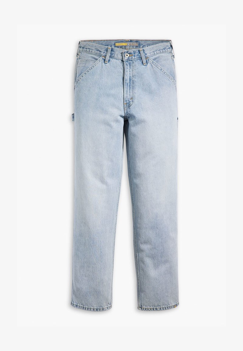 Ανοιχτό μπλε τζιν παντελόνι με ευθεία γραμμή, πέντε τσέπες και κλείσιμο με κουμπί μπροστά. Διαθέτει ξεθωριασμένο φινίρισμα και διακριτική λεπτομέρεια ραφής.