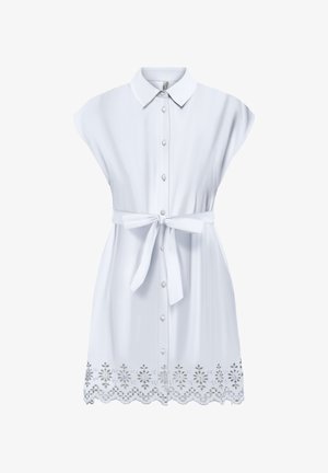 Vestido blanco de camisa con mangas cortas, cuello, botones en la parte delantera, cinturón en la cintura y bordado floral decorativo en el dobladillo. Textura de tela suave.