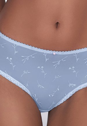 Hellblaue Damenunterwäsche mit Spitzenbesatz, zarter weißer Blumenstickerei und kleinem rosa Schleifchen in der Mitte des Taillenbundes.