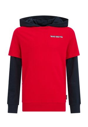 Felpa rossa a maniche corte con cappuccio, indossata sopra una maglia nera a maniche lunghe, con la scritta "BAD BOYS" sul petto e un cappuccio foderato internamente di nero.