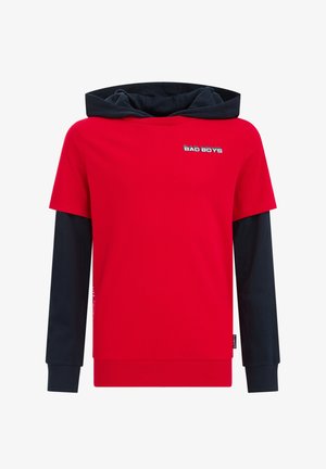 Czerwona bluza z krótkim rękawem na czarnych długich rękawach, z napisem „BAD BOYS” na piersi oraz kapturem wyściełanym czarną podszewką.