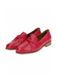 Ballerine in pelle rossa con dettaglio a nodo intrecciato sul davanti, punta affusolata, tacco minimale e texture liscia.