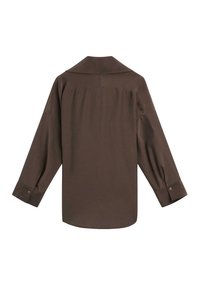 Chemise marron à manches longues avec col pointu, plis au dos et manches à revers. Texture lisse avec une coupe ample.
