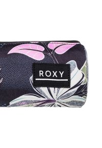 Funda con estampado floral sobre fondo negro, con flores rosas y blancas. Logo de Roxy en un parche de tela negra en el lateral. Cierre con cremallera.