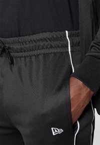 New Era MLB NEW YORK YANKEES TRACKSUIT SET - Club wear - black