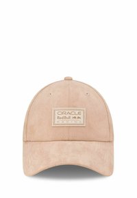 Beige Wildleder-Baseballmütze mit einem gebogenen Schirm, die vorne mit einem rechteckigen Patch mit der Aufschrift "ORACLE Red Bull RACING" versehen ist.