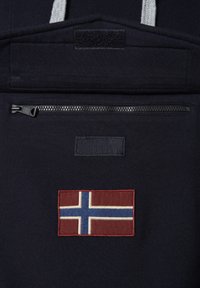 Felpa blu navale con tasca con zip e bandiera della Norvegia ricamata nei colori rosso, bianco e blu; include un'area per patch in velcro.
