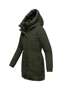 Olivengrøn polstret parka-jakke med høj krave, justerbar hætte, elastisk talje og lynlås-lomme i siden med ribbede manchetter.