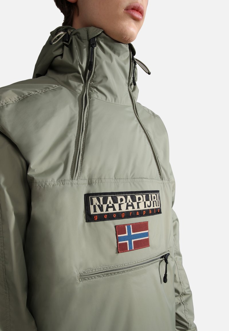 Ljusgrön hoodie-jacka med hög krage, dragkedjestängning, framficka och logopatchar. Har ett texturerat, vattenavvisande tyg.