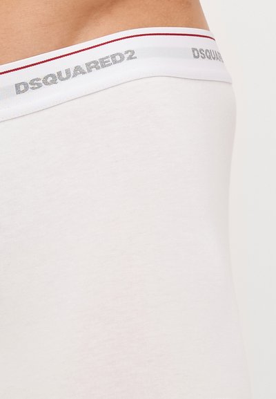Witte onderhemd met een contrasterende tailleband met "DSQUARED2" in zilver, verfraaid met een rode streep. Glad textuur, aansluitend ontwerp.