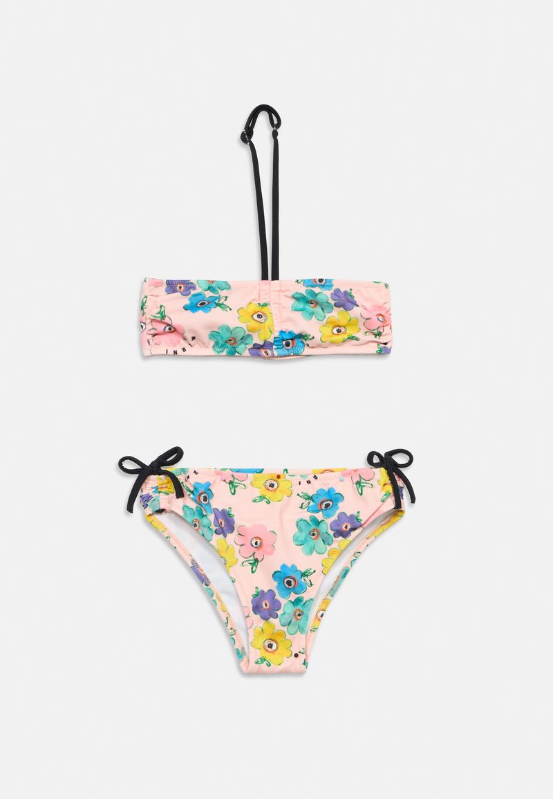 Bikini deux pièces avec fond rose, imprimé floral coloré, lanière de cou noire ajustable sur le haut, et liens noirs sur les côtés du bas.