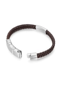 Braccialetto in pelle intrecciata marrone con accenti e chiusura in metallo cromato. Presenta una finitura lucida e un marchio incisa sul metallo.