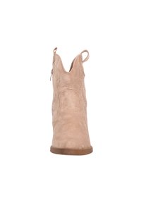 Botín de ante marrón claro con punta afilada, tacón bajo y lengüetas en cada lado. Presenta costuras sutiles y una textura suave.
