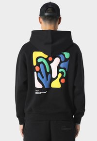 El sudadera negra tiene un gráfico abstracto colorido en la parte posterior con formas en azul, amarillo, verde, rosa y rojo. Puños y dobladillo acanalados.