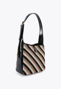 Czarna torebka z lakierowanej skóry z plecionym wzorem w paski w beżu, czerni i brązie. Posiada krótki pasek na ramię oraz dekoracyjny emblemat.