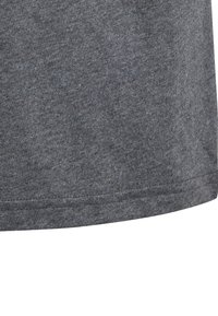 Ciemnoszara bawełniana koszulka z krótkim rękawem, z okrągłym dekoltem i gładką teksturą, prezentująca wykończenia dołu i detale materiałowe.