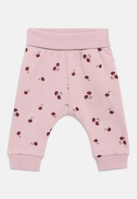 Pantalon bébé rose avec motifs de cerises rouge foncé, taille élastique et poignets côtelés sur fond blanc.