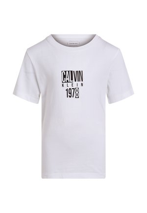 Hvid T-shirt med korte ærmer med sort tekst "CALVIN KLEIN 1978" trykt i blokbogstaver midt på forsiden.